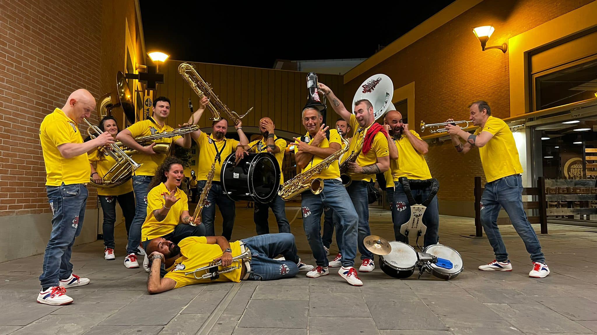 Immagine della LARGE STREET BAND